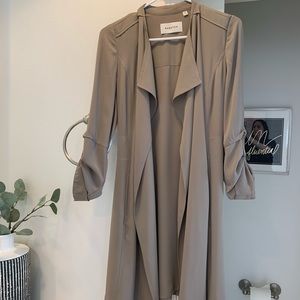 aritzia babaton flowy trench coat, xs,